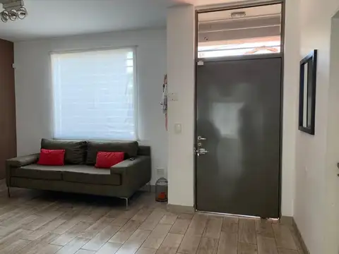 Casa en Alquiler con 2 cocheras