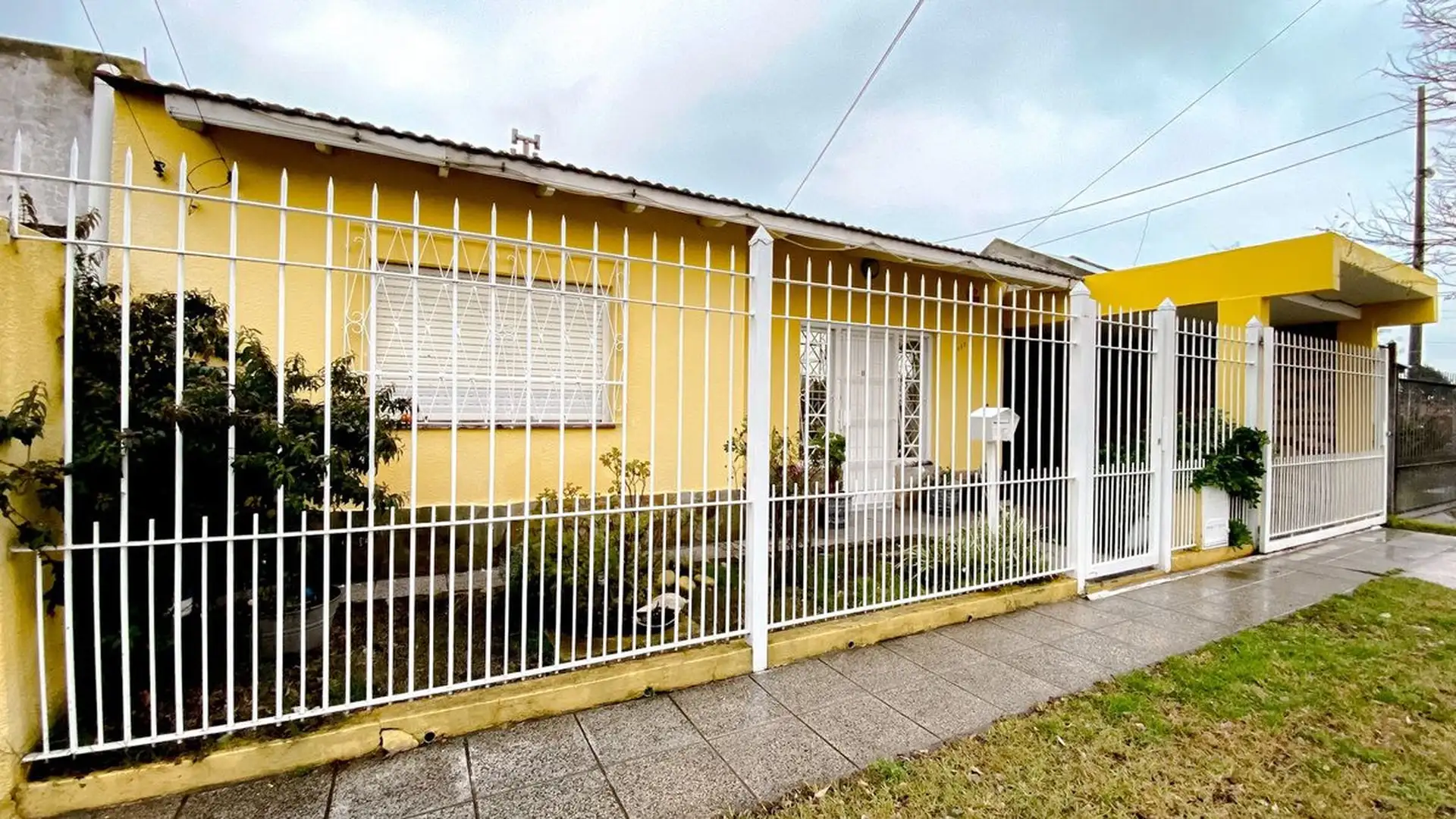 VENTA CASA 3 AMBIENTES CON QUINCHO Y PARQUE