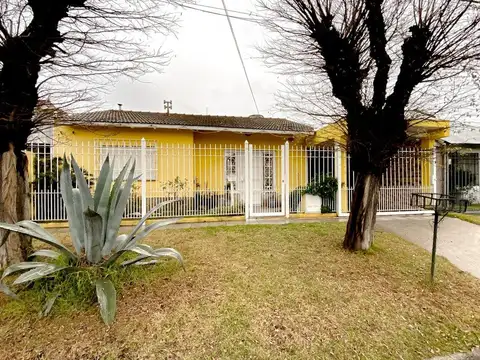 VENTA CASA 3 AMBIENTES CON QUINCHO Y PARQUE