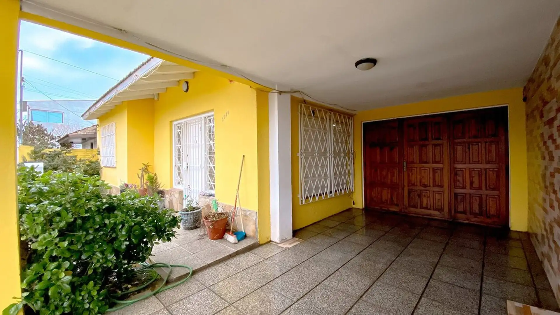 VENTA CASA 3 AMBIENTES CON QUINCHO Y PARQUE