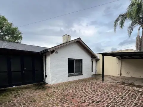 Casa dos dormitorios más comodín - Pileta y quincho