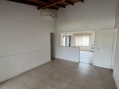 Casa dos dormitorios más comodín - Pileta y quincho