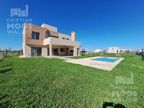 Casa en Venta con 2 cocheras