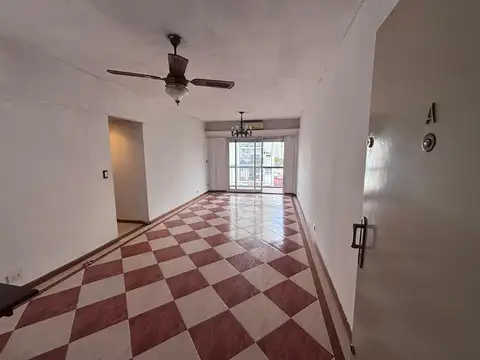 Excelente Dpto 4 Amb Con Baño Completo Y Dos Toilets , Cocina Comedor Y Balcón Corrido En Pleno Almagro, A Metros Del Hospital Italiano.