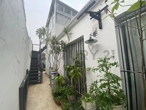 PH en venta en La Plata 2 dormitorios + monoambiente con entrada independiente