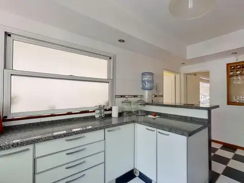 Casa en Alquiler con 3 cocheras