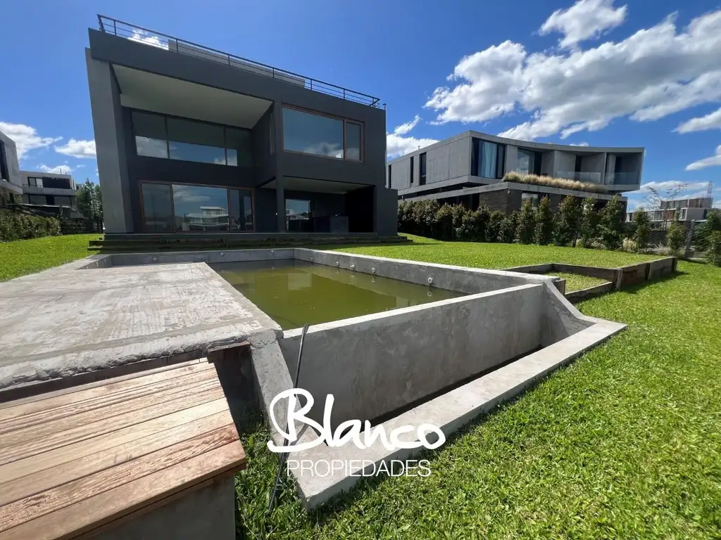 Casa en Venta - 4 dormitorios - USD 1.320.000