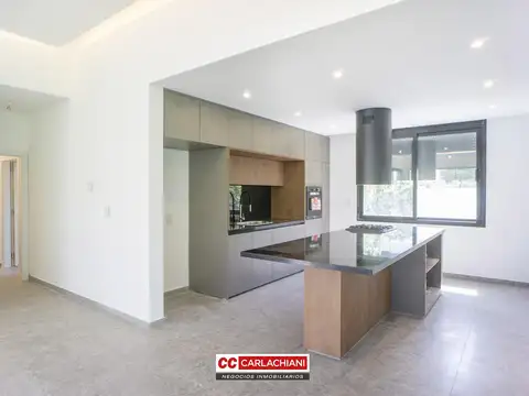 Casa 4 ambientes con 2 baños