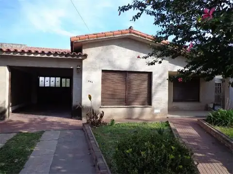 Chalet en Venta Amplio Terreno Comodidades 204 mt2s serv *
