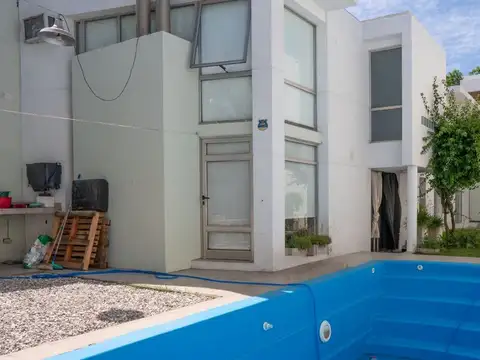 VENTA CASA DE TRES DORMITORIOS Y PILETA