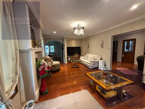 Casa en Alquiler con 2 cocheras