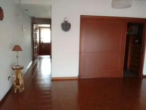 VENTA CHALET 5 AMBIENTES EN DOS PLANTAS -
