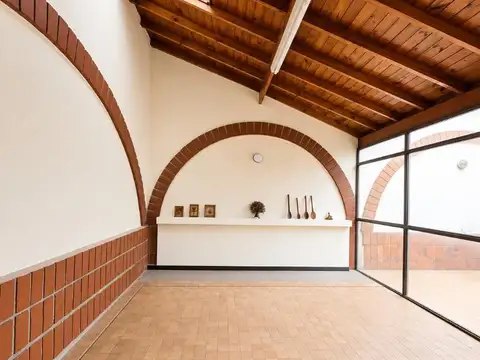 VENTA CHALET 5 AMBIENTES EN DOS PLANTAS -