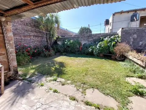 Lote único de pasillo, 113 m2,  no esta en P.H, con construcción a refaccionar.