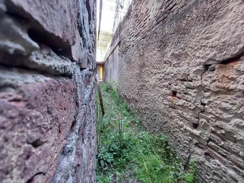 Lote único de pasillo, 113 m2,  no esta en P.H, con construcción a refaccionar.