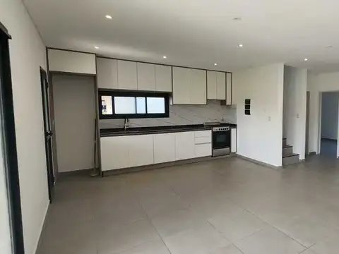 Casa en Alquiler con 2 cocheras