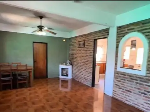 Casa 4 ambientes con 2 baños