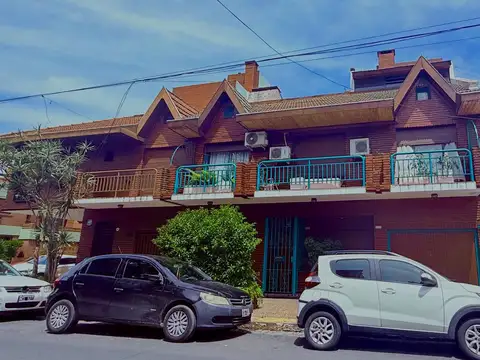 VENTA CASA DUPLEX 4 AMBIENTES CON GARAGE Y PARRILLA FLORESTA