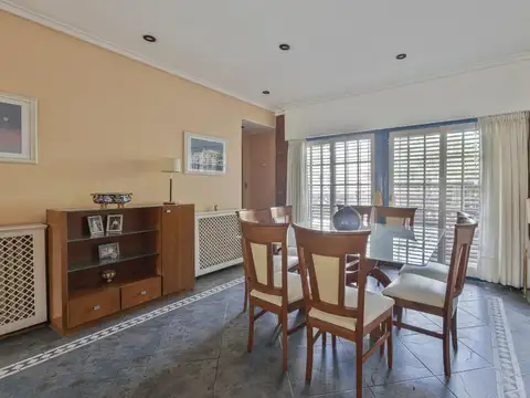 Casa en Venta con 4 cocheras