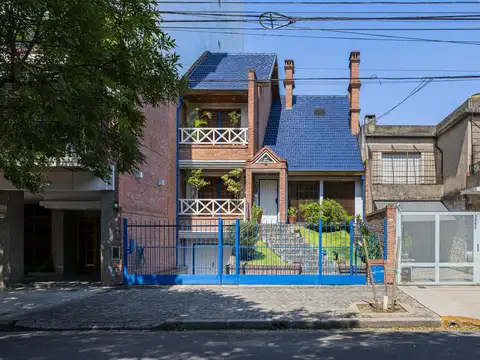 CASA - VENTA - 4 AMB - JARDIN - PISCINA - PARRILLA - COCHERAS - VILLA DEL PARQUE