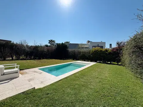 Casa en Alquiler con 2 cocheras