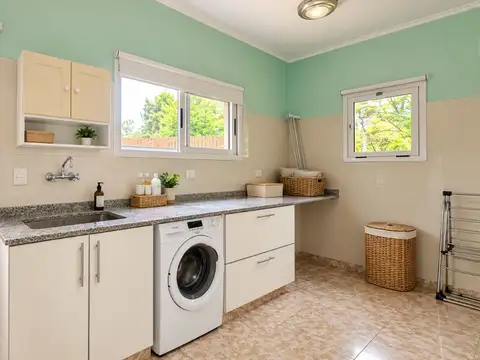Casa en Alquiler con 3 cocheras