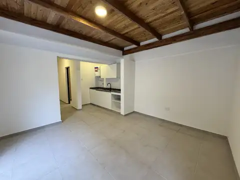 Casa de pasillo reciclada 2 dormitorios en Echesortu