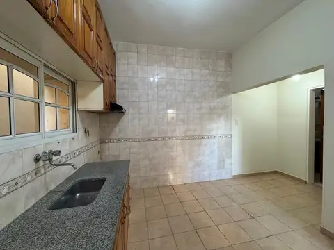 Departamento 2 ambientes con patio   en alquiler   I. Casanova (B°Atalaya)