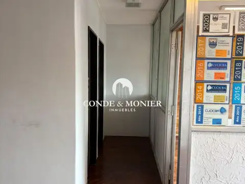 San Telmo, Alquiler, oficina con despacho privado y 2 baños.