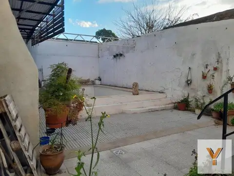 Casa en venta - 4 Dormitorios 4 Baños - Cochera - 320Mts2 - Lomas de Zamora