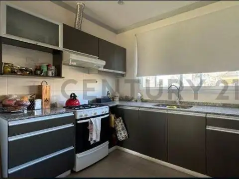 Destacada casa con pileta fondo a pulmon