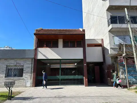 Excelente Casa chalet en Wilde centro - 277 m2 cubiertos.