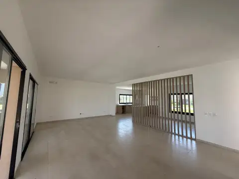 Casa en Venta con 4 cocheras