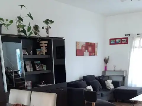 Casa en Alquiler con 2 cocheras