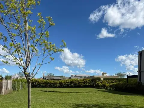 Oportunidad en barrio privado Santa Emilia – lote central con gran potencial