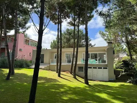 CASA  EN COSTA ESMERALDA - MUY LUMINOSA 