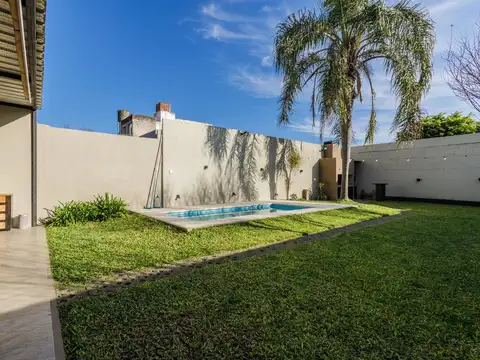 EN VENTA - CASA AL FRENTE 3 DORMITORIOS CON JARDIN Y PISCINA - ALBERDI, ROSARIO.