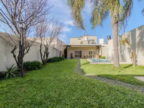 Casa en Venta en Alberdi, USD 240.000