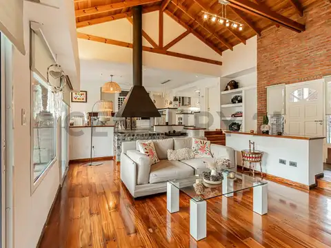Casa en Venta con 3 cocheras