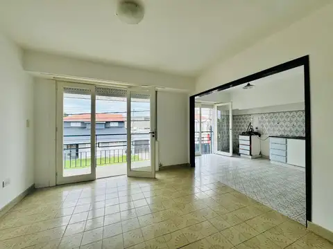 PH en Genova 6000 de tres ambientes en primer piso por escalera