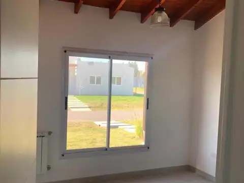 Casa 2 ambientes con 2 baños