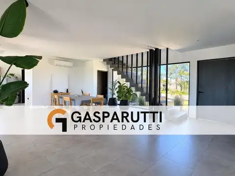 Casa 5 ambientes con 4 baños