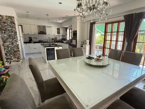 Chalet 7 ambientes con pileta y quincho en Villa Pueyrredon