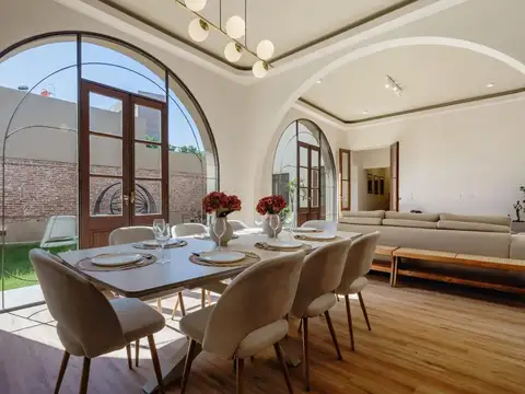 VENTA - CASA 4 DORMITORIOS CON COCHERA Y PILETA - LOURDES