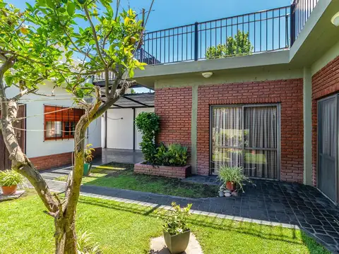 Casa 4 ambientes con 2 baños