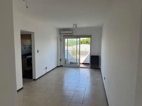 Dpto. 2 amb con Balcón, refaccionado! cochera