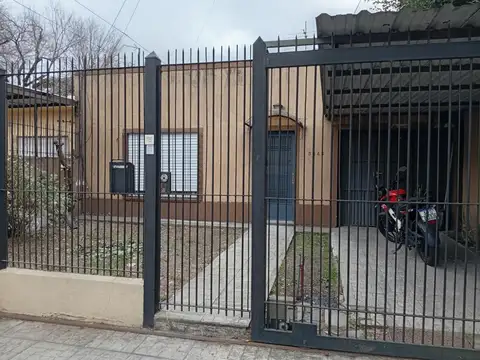 3 ambientes, entrada de auto, patio, jardín al frente