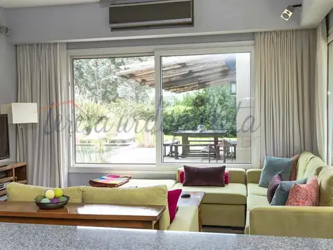 Casa en Venta con 3 cocheras