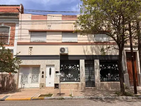 SE VENDE CASA CON DEPTO Y LOCAL EN ZONA CÉNTRICA 