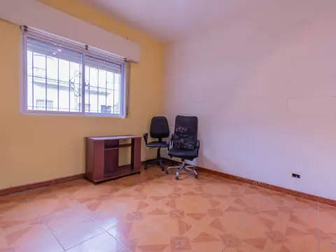 PH al frente - 4 ambientes con 2 patios y 2 baños
